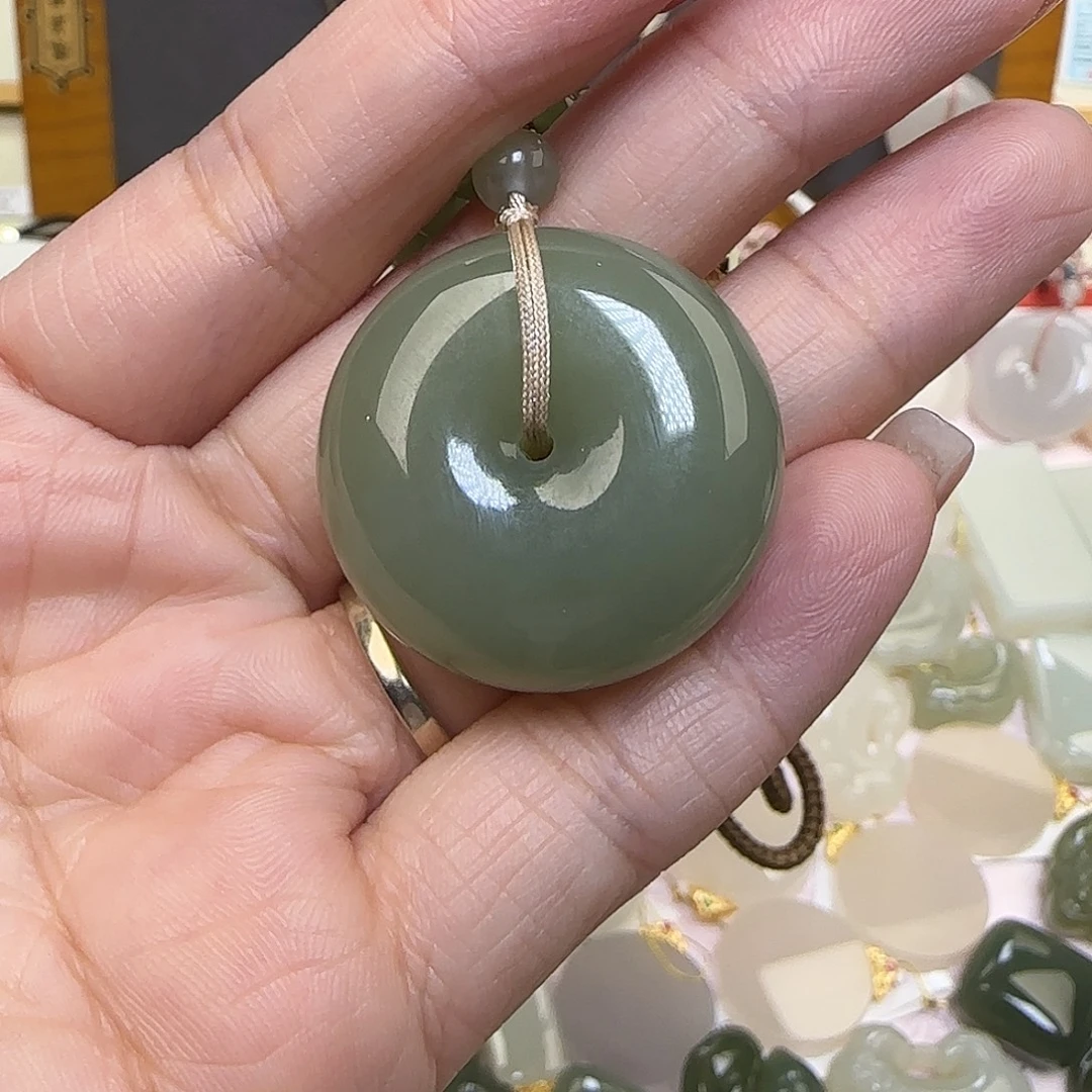 王***妃和田玉未镶嵌颈饰