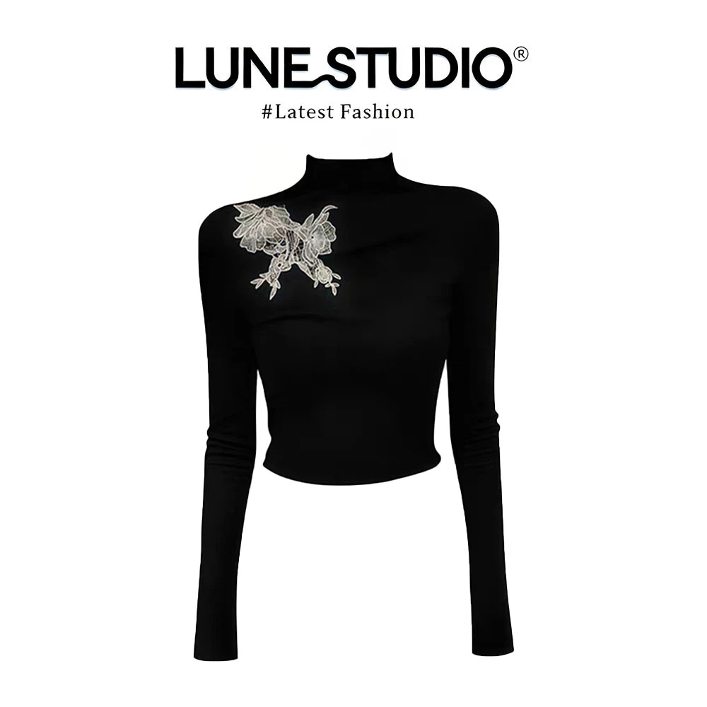 新中式早秋氛围感穿搭套装女2025黑色刺绣斜肩收腰显瘦上衣