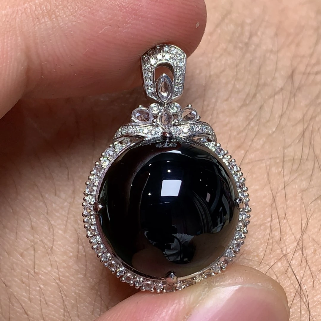 颈饰18K金镶嵌翡翠墨翠蛋面