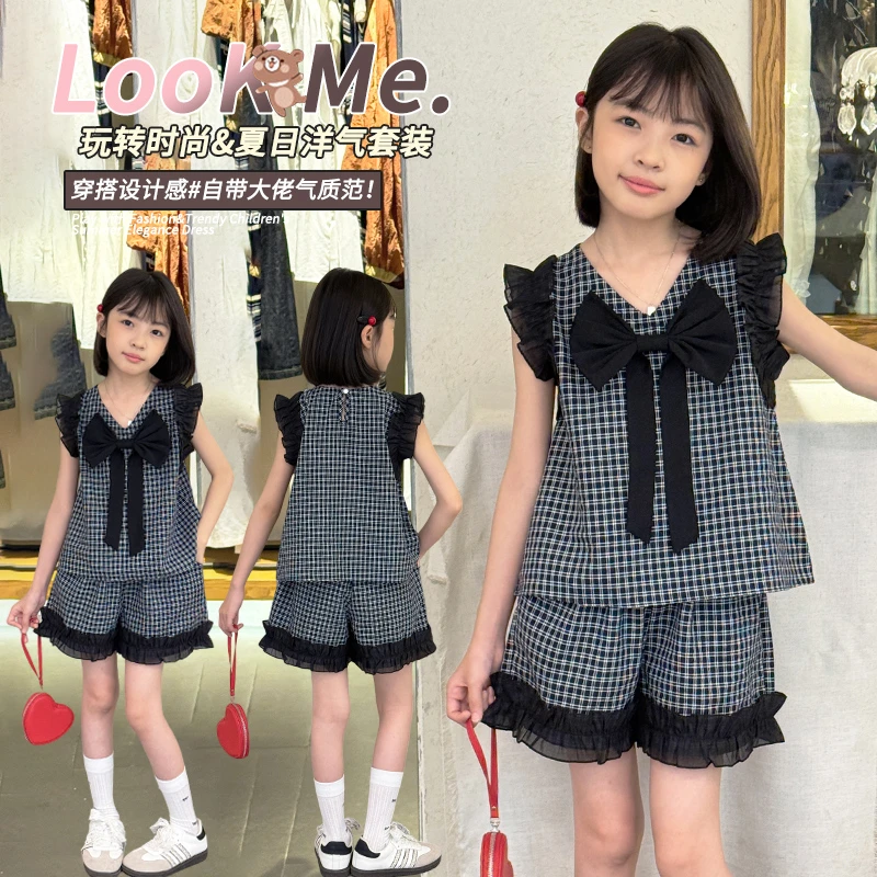 2025新款童装小女孩时尚休闲套装学院风蝴蝶背饰背心搭配格纹短裤