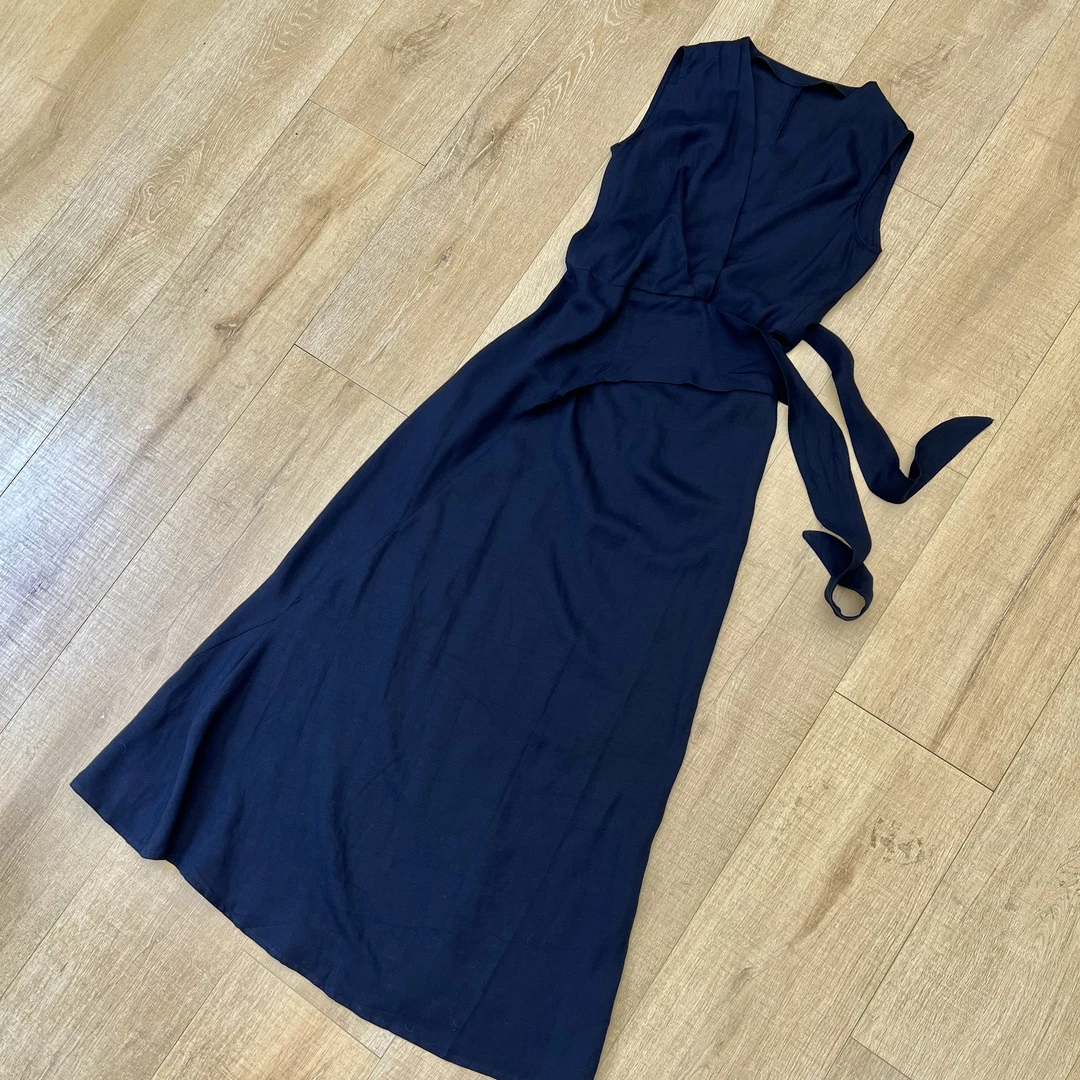 清冷气质～棉麻墨蓝色绑带无袖背心连衣裙2025新款设计感显瘦长裙