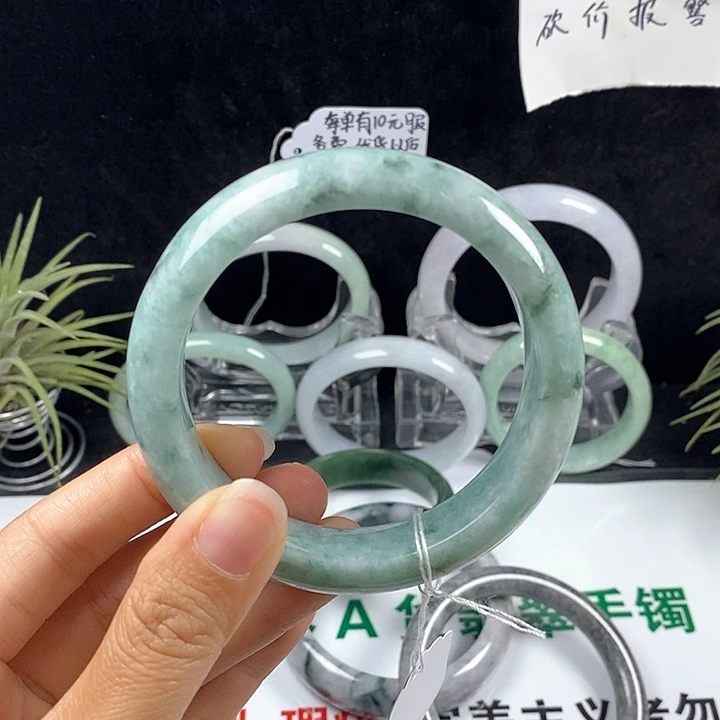 翡翠未镶嵌手镯77号。59圈