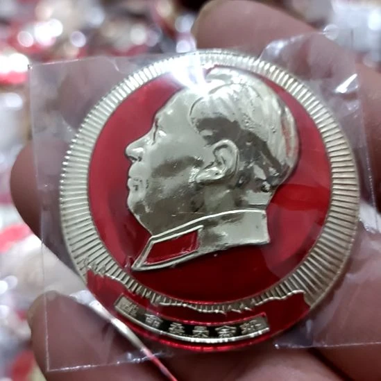 铝湖**影圆形红色文字像章