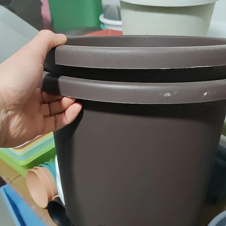 深咖色球根圆的 32 口径三个盆