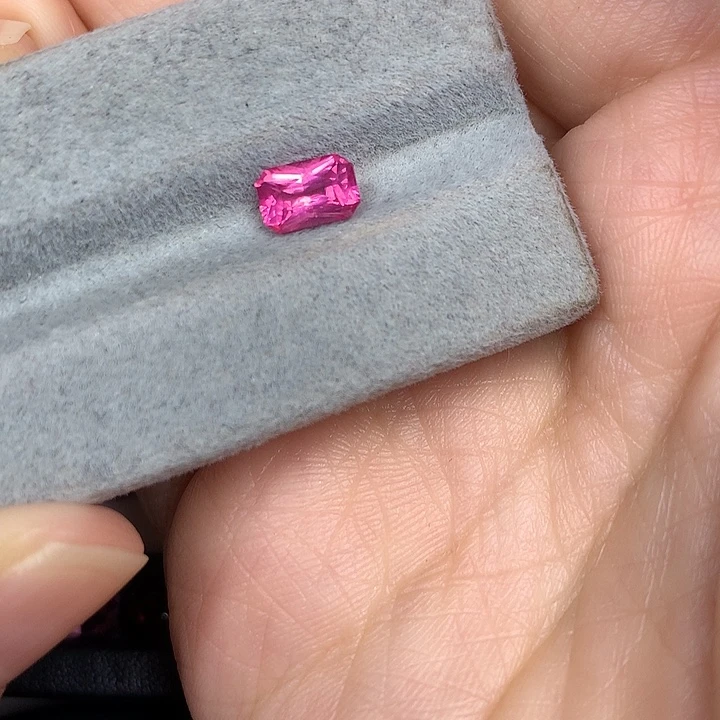 尖晶石裸石1.04ct莲花色马亨盖