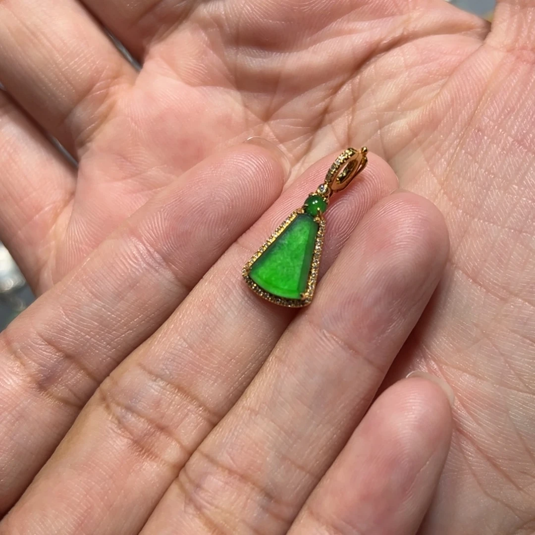 翡翠18K金镶嵌颈饰