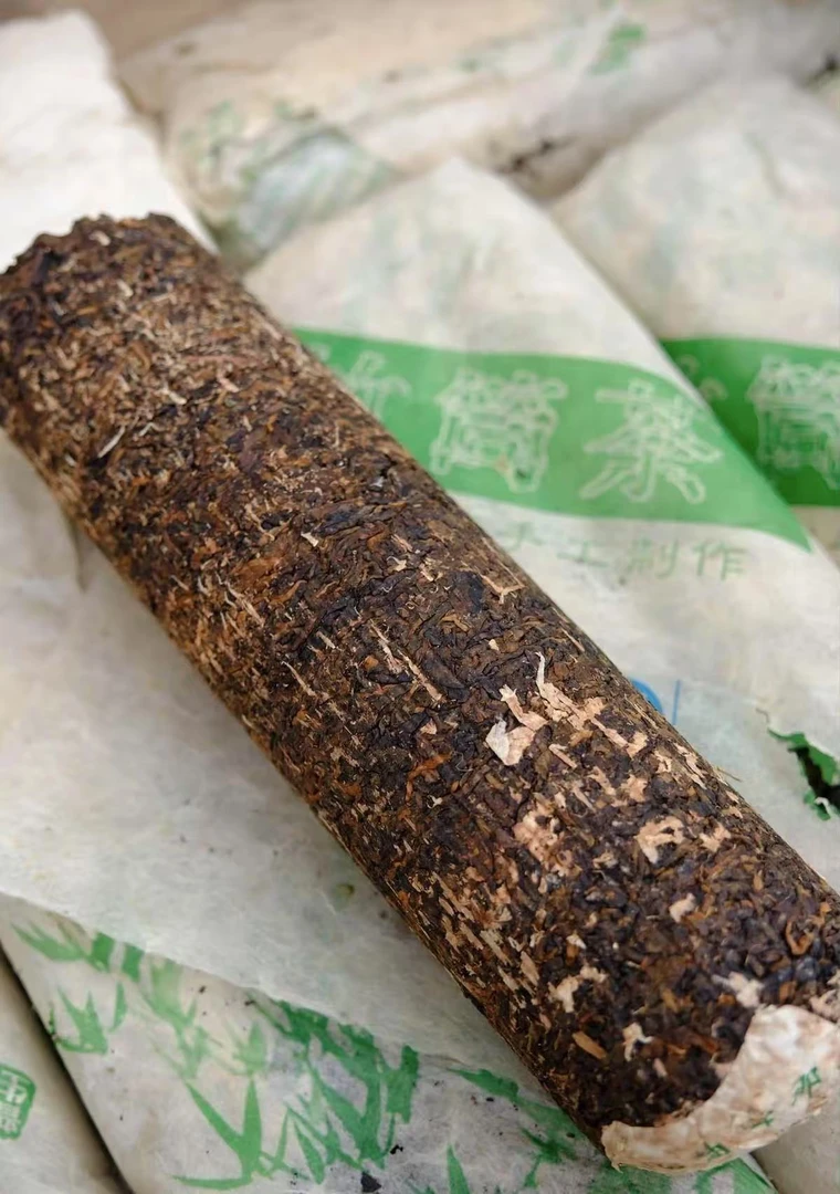 原料 2003 年勐海那卡竹筒老生茶 100 克