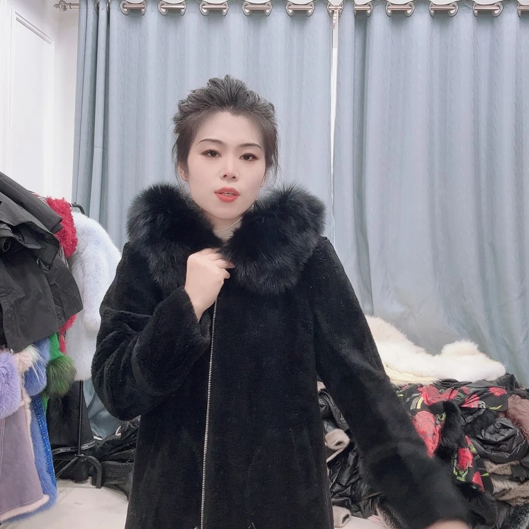 皮草搭配黑色西装外套