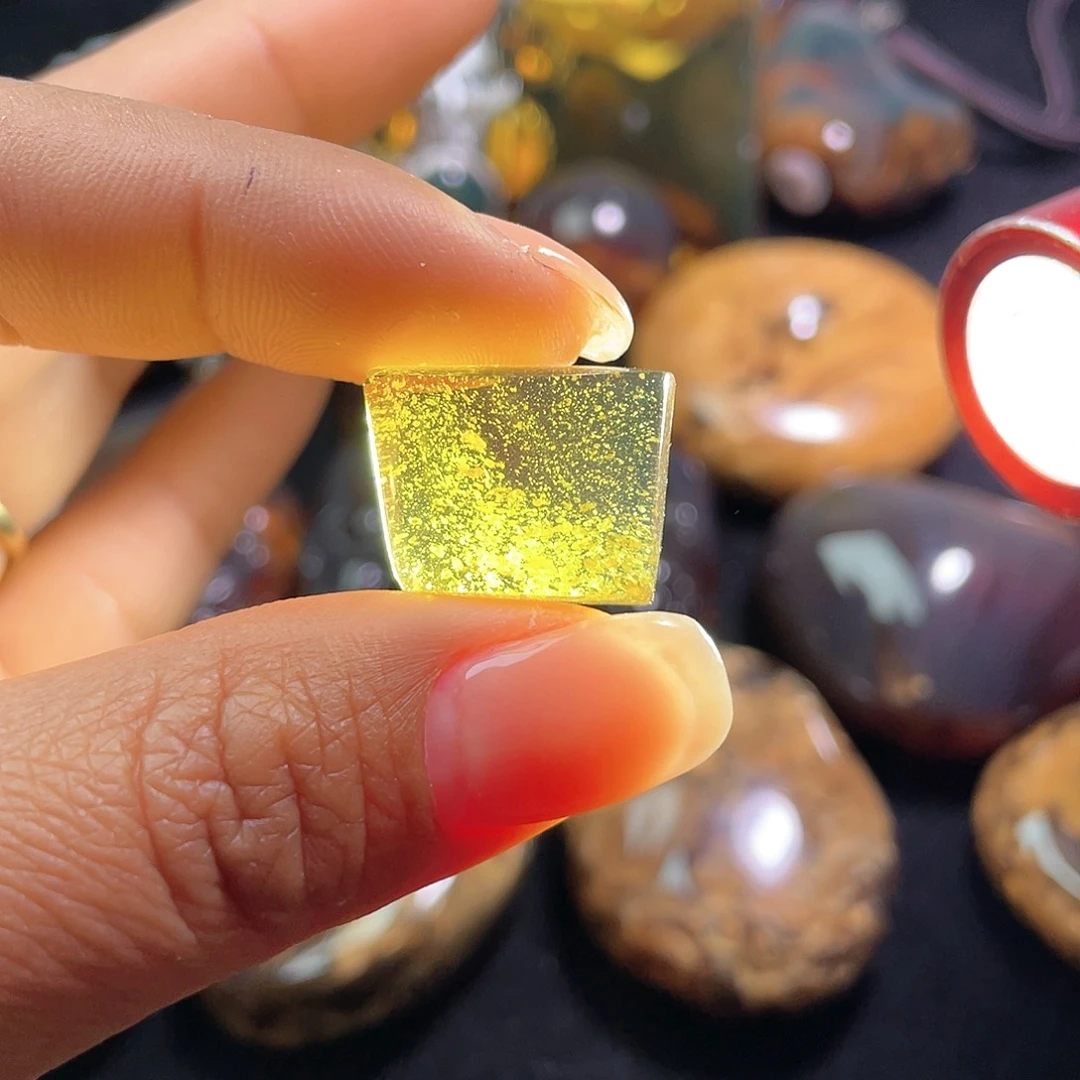 琥珀裸石未镶嵌。