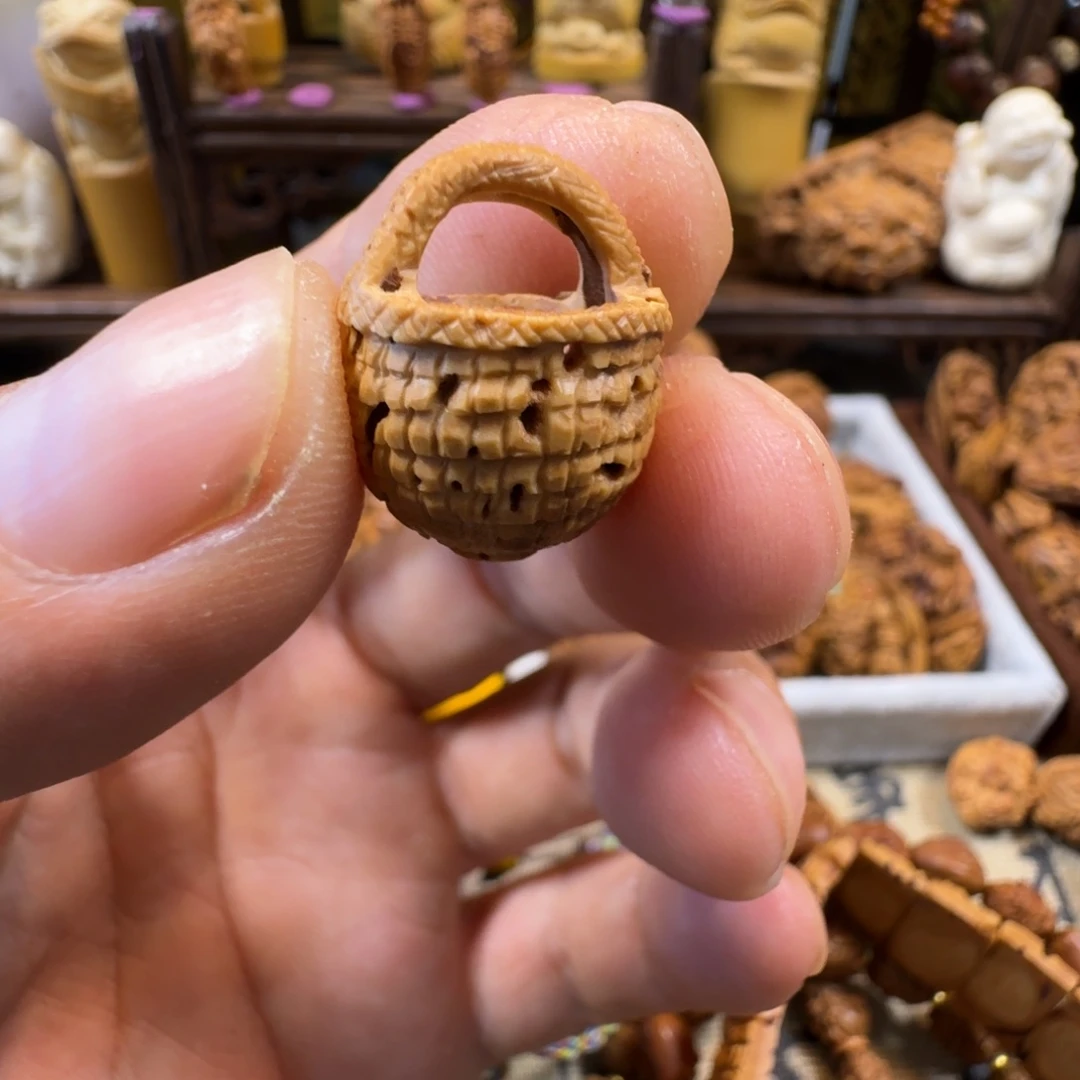 羽*寒桃核雕刻小花篮一个