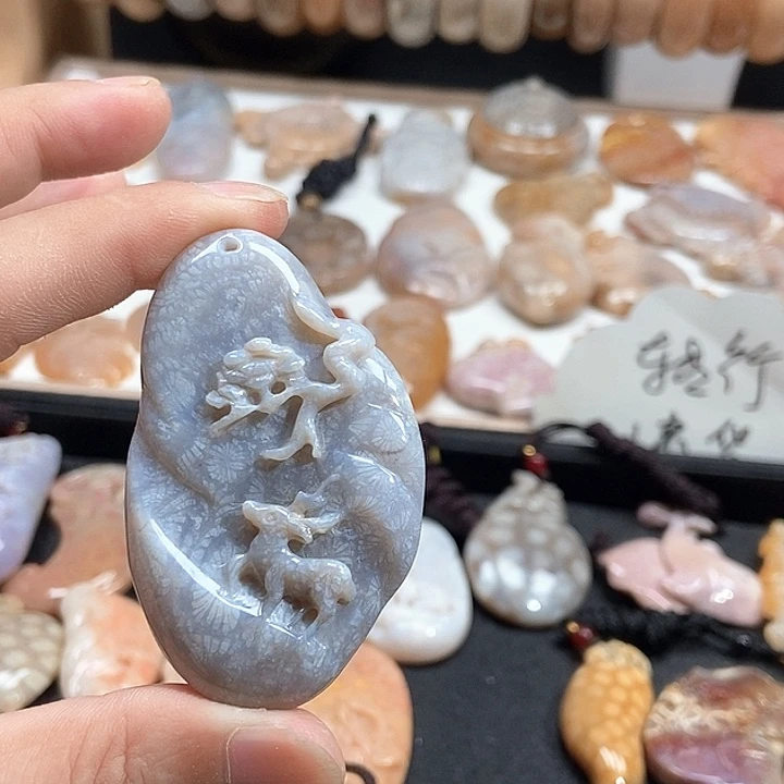 颈饰未镶嵌硅化珊瑚（珊瑚玉）