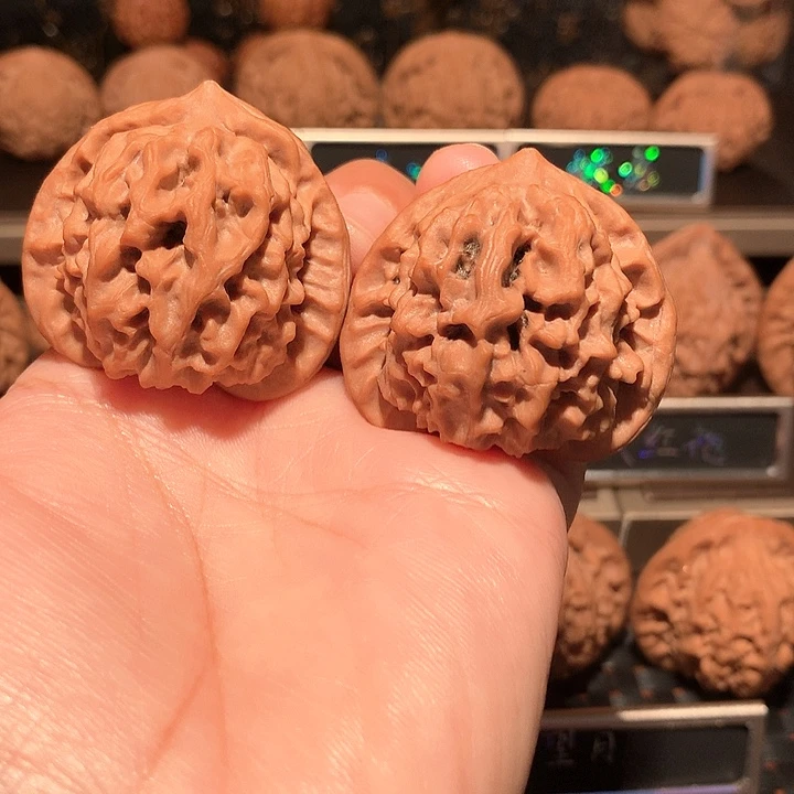 斑***。文玩核桃把件玄月