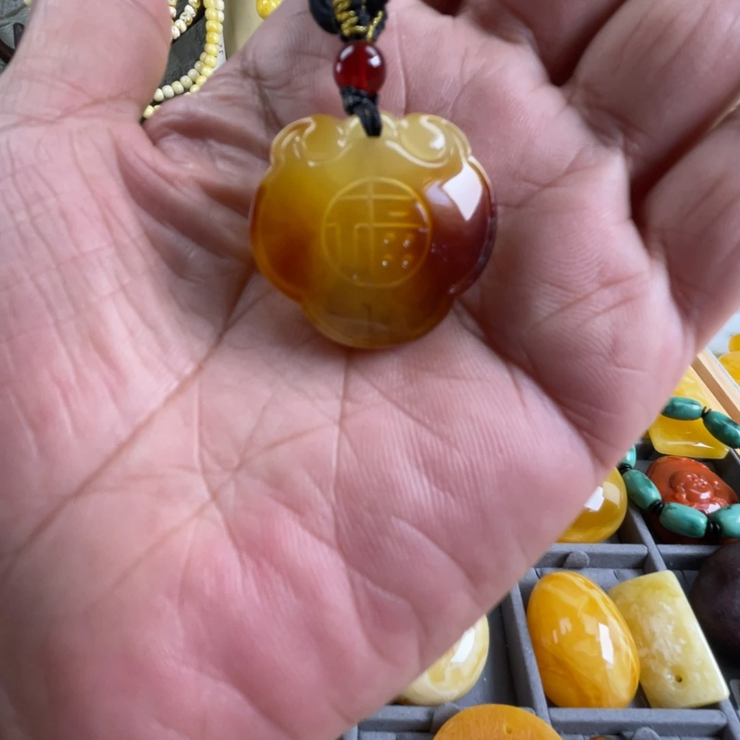 未镶嵌颈饰琥珀，