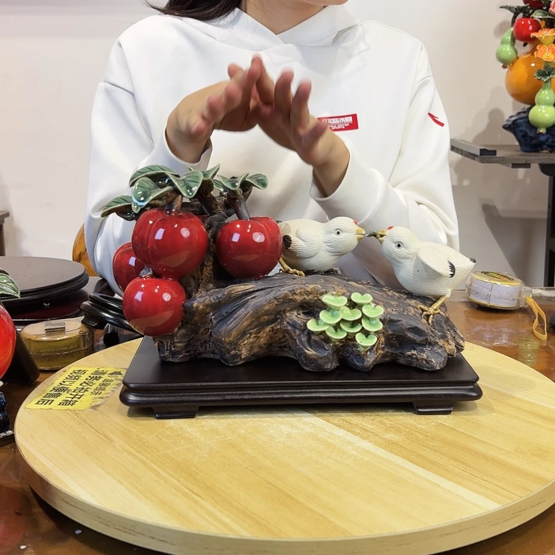 陶土鸡仔李子摆件