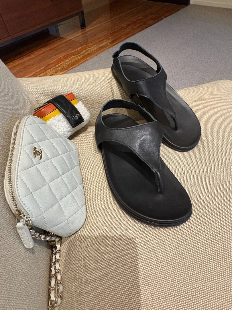 XZ25022   row风极简头层牛皮超软夹趾凉鞋