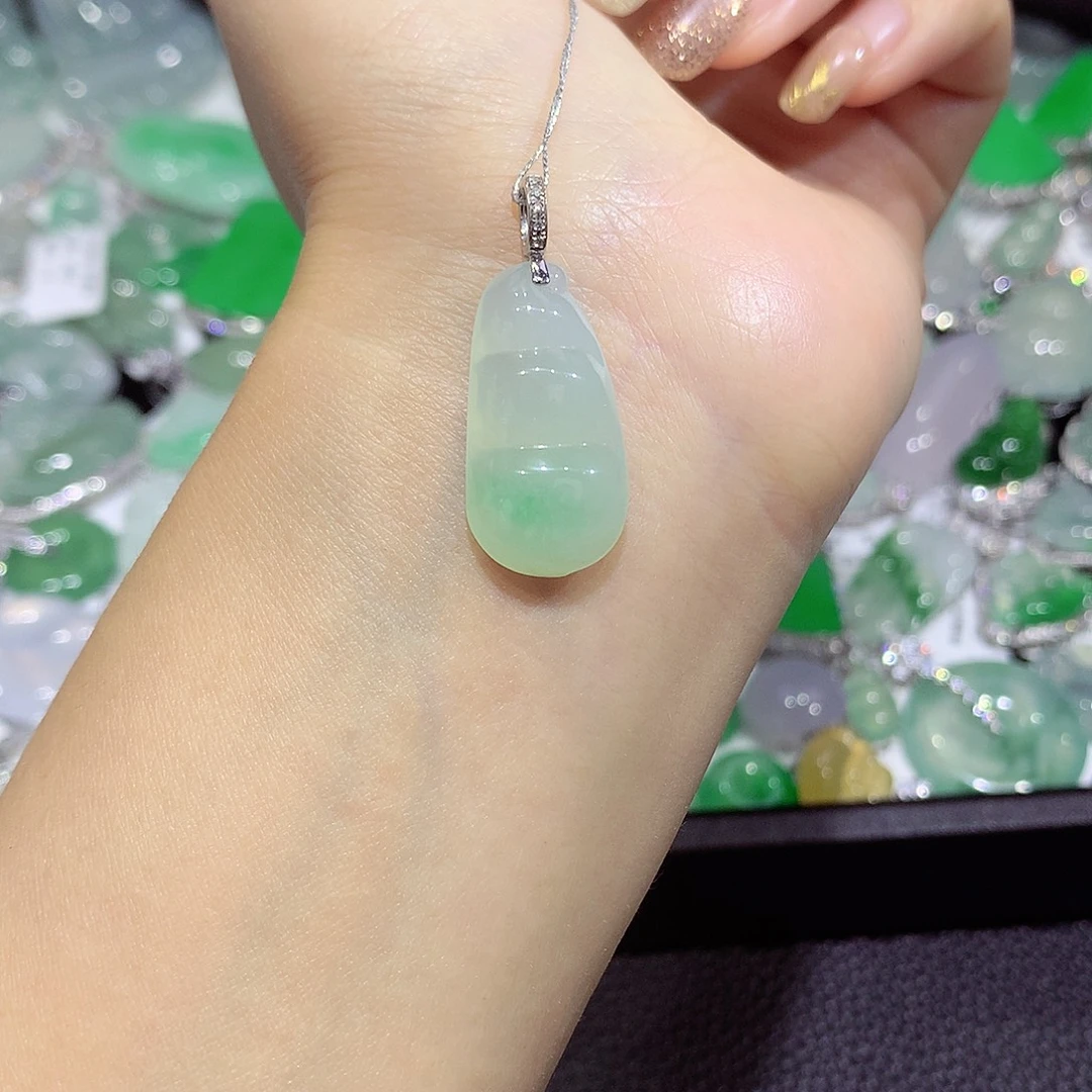 翡翠18K金镶嵌颈饰豆
