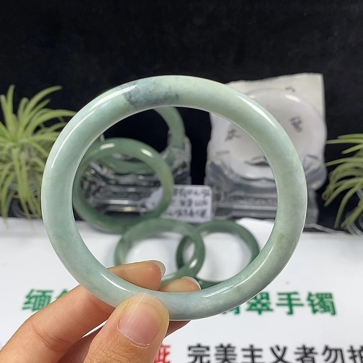 未镶嵌手镯翡翠79号。 60圈