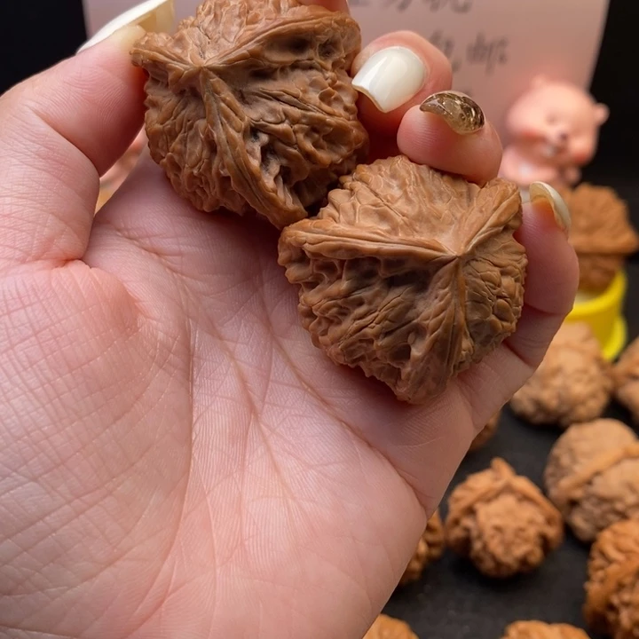 文玩核桃把件天*?文玩核桃把件三棱子