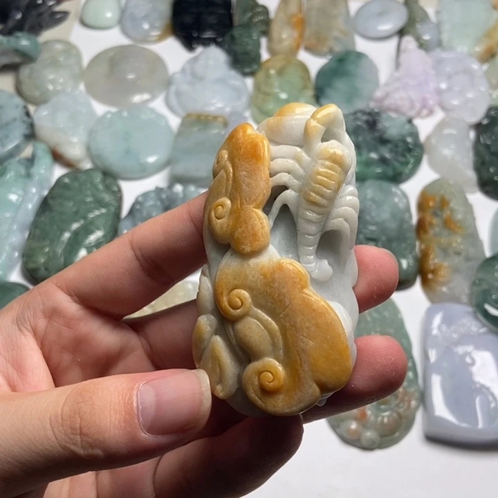 翡翠未镶嵌颈饰蝎子54