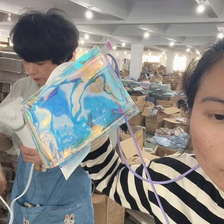 镭射包包发1个斜挎包