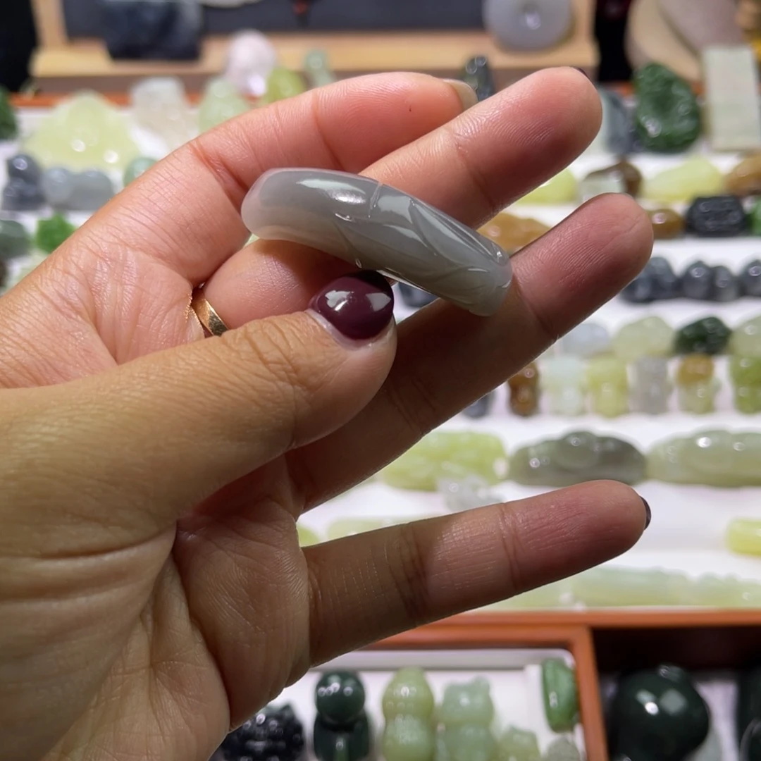 柚***宝和田玉未镶嵌颈饰