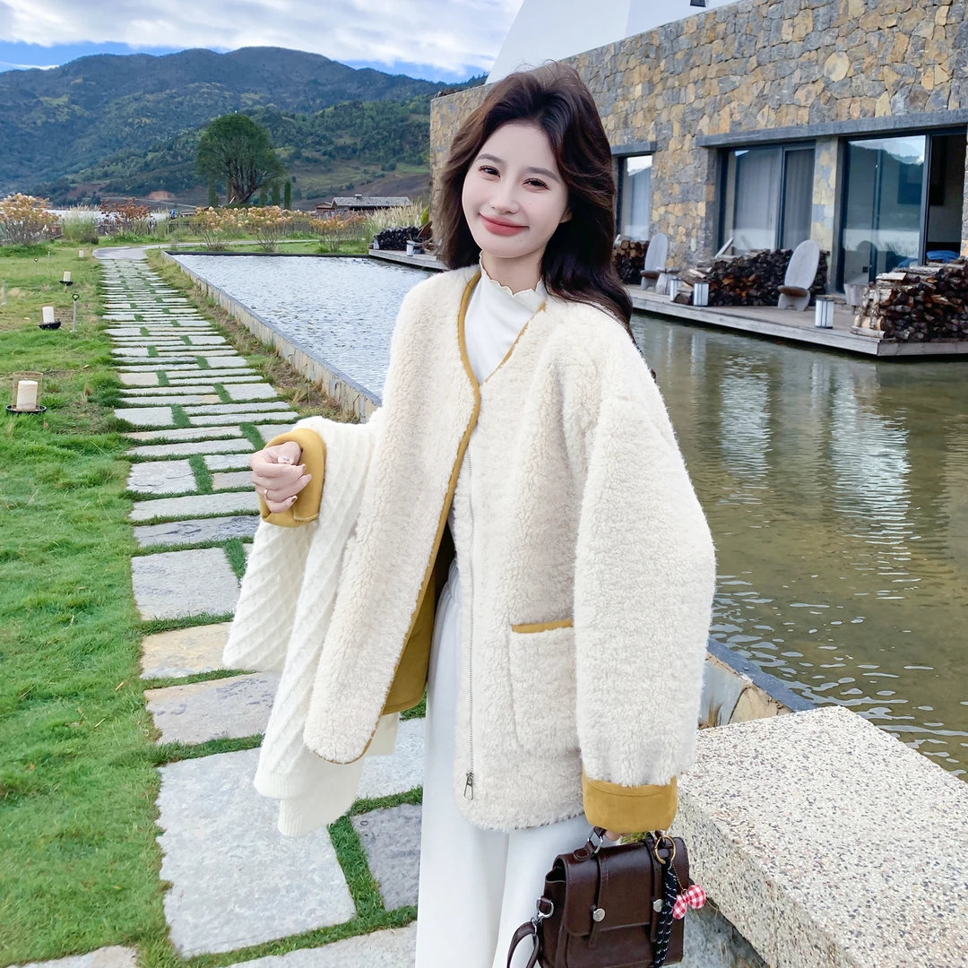 韩系米白撞色圆领羊羔毛外套女冬2025新款慵懒风加厚皮毛一体棉服
