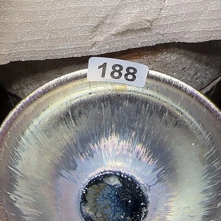 茶盏我在开会不回你消息是你