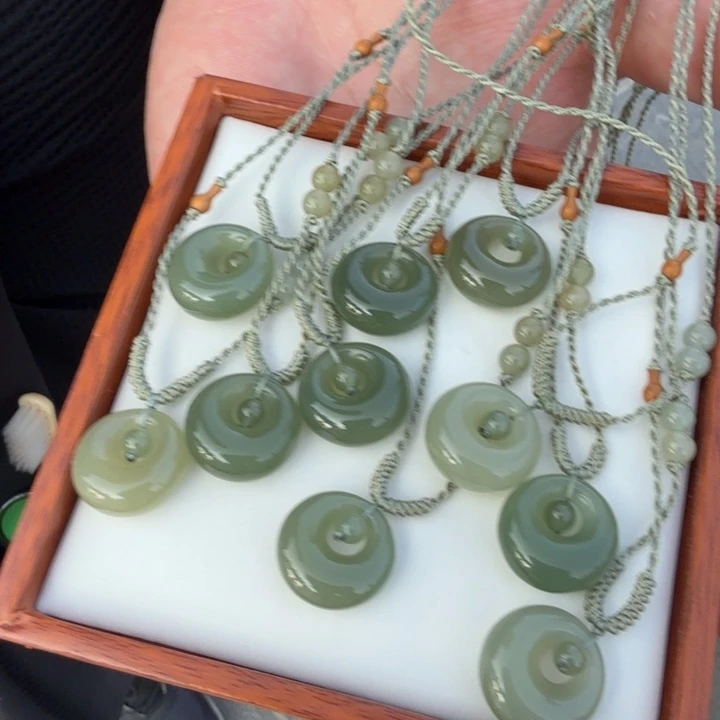 和田玉未镶嵌颈饰多样性，发一件