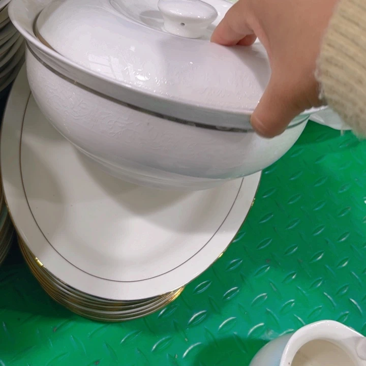 瓷片浮雕九寸汤锅一个微瑕