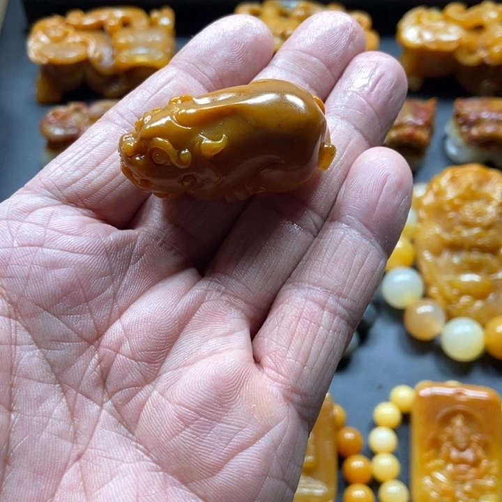 石英质玉（黄龙玉）未镶嵌颈饰