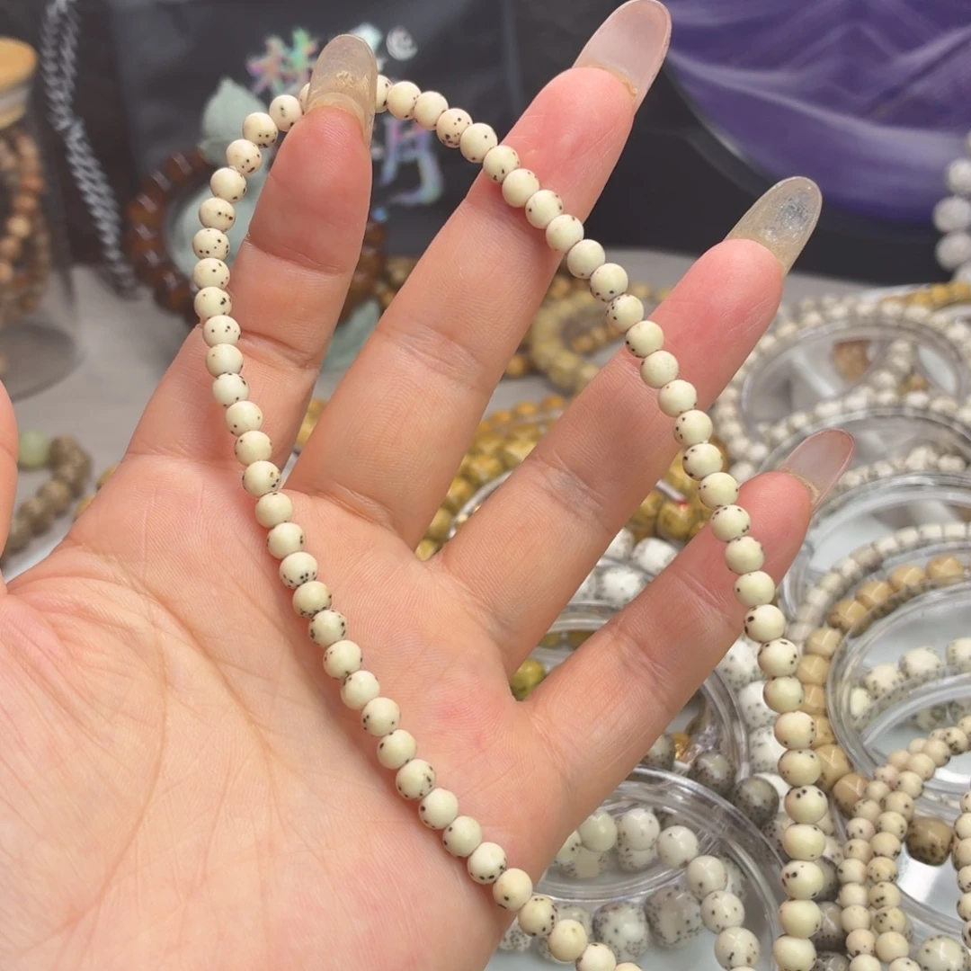 星月菩提吊坠海南星月菩提大留白龙蛋手持