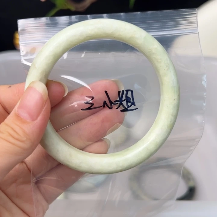 蛇纹石玉手镯未镶嵌三*姐