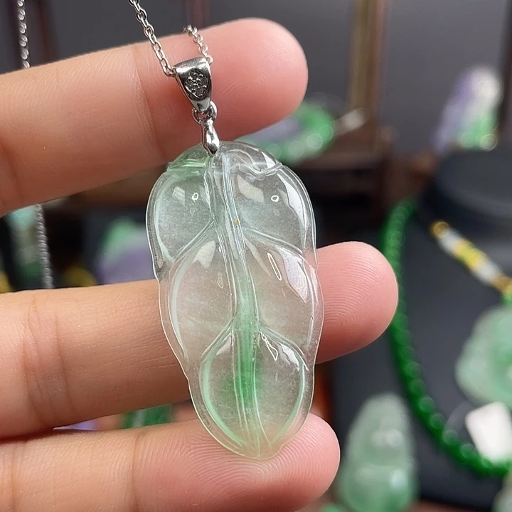 翡翠未镶嵌吊坠(赠链)