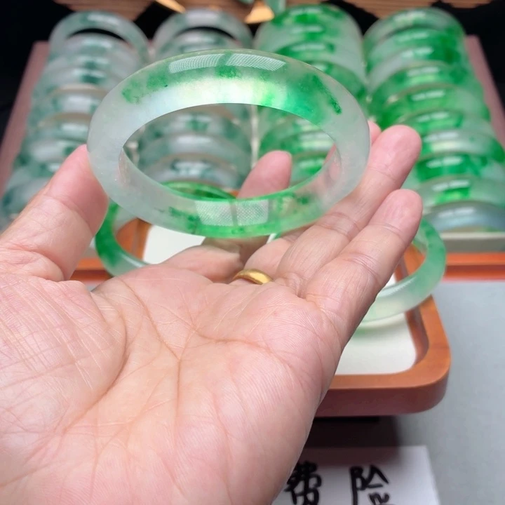 钱***生石英质玉未镶嵌手镯