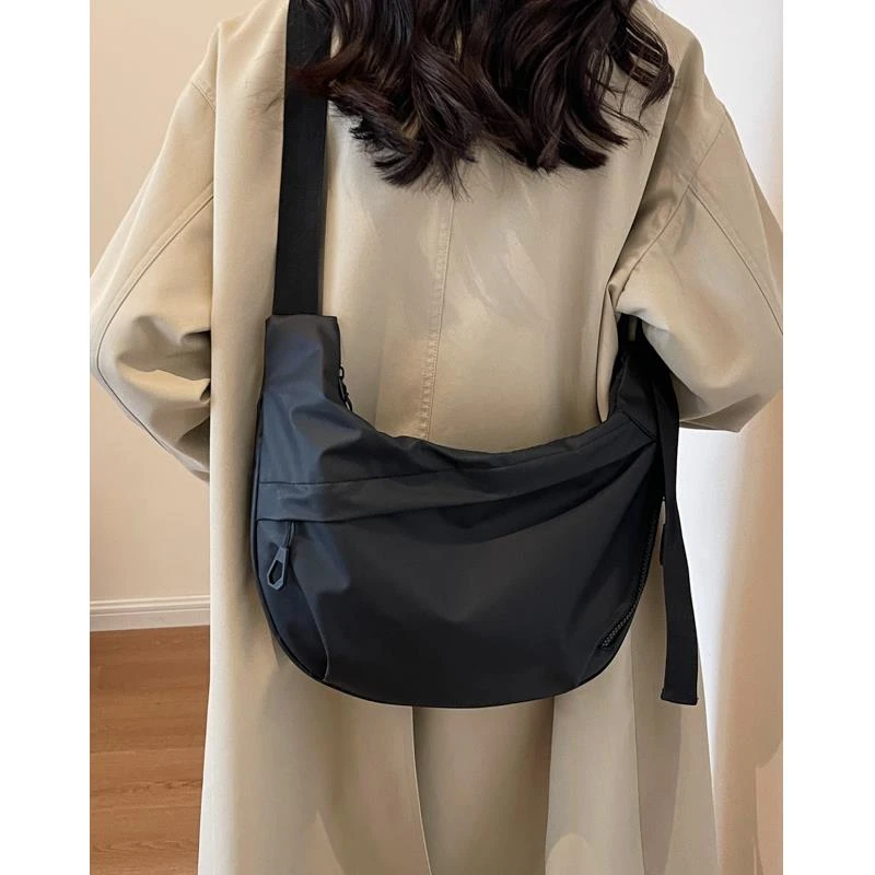 防水皮膜斜挎包女2025新款时尚单肩包大容量斜挎上课通勤饺子包爆