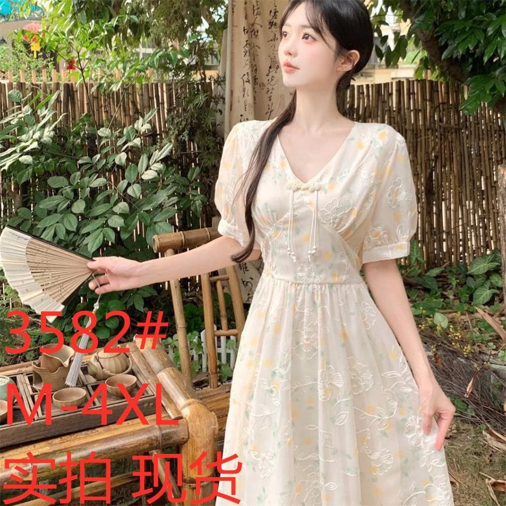 夏季新款洋气显瘦气质裙法式碎花刺绣盘扣中长裙子