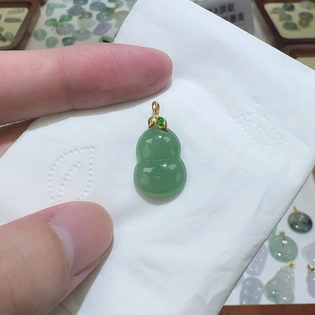 翡翠18K金镶嵌颈饰葫芦