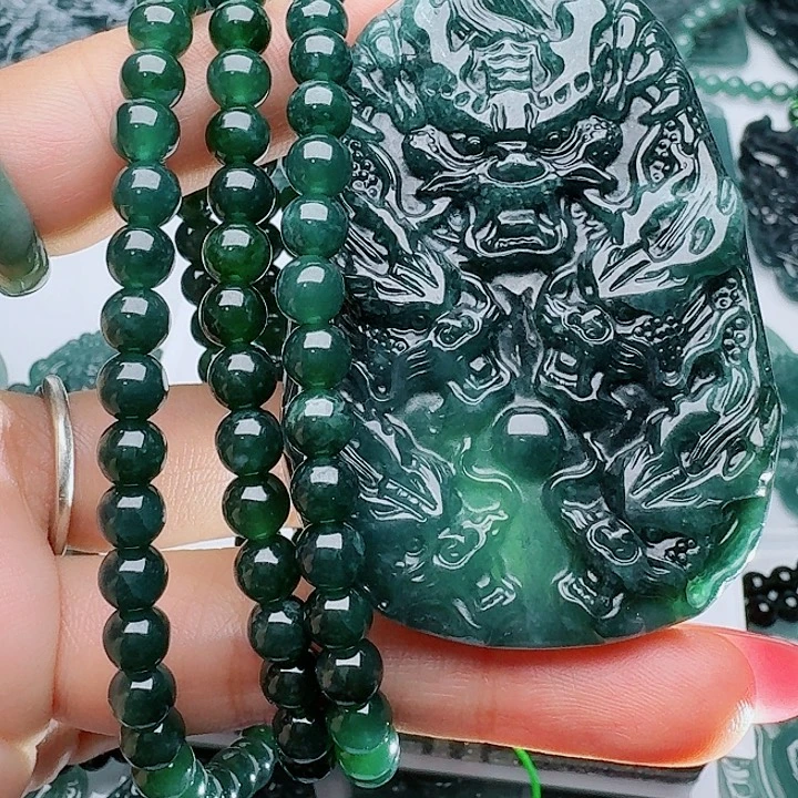 翡翠未镶嵌颈饰多样性发其一
