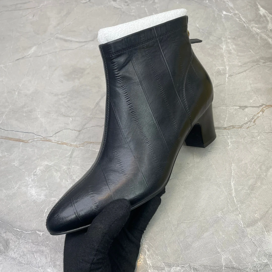 c（孤品）39码粗跟女靴(牛皮)44715-101