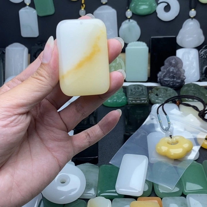 秋***人石英质玉（金丝玉）未镶嵌颈饰