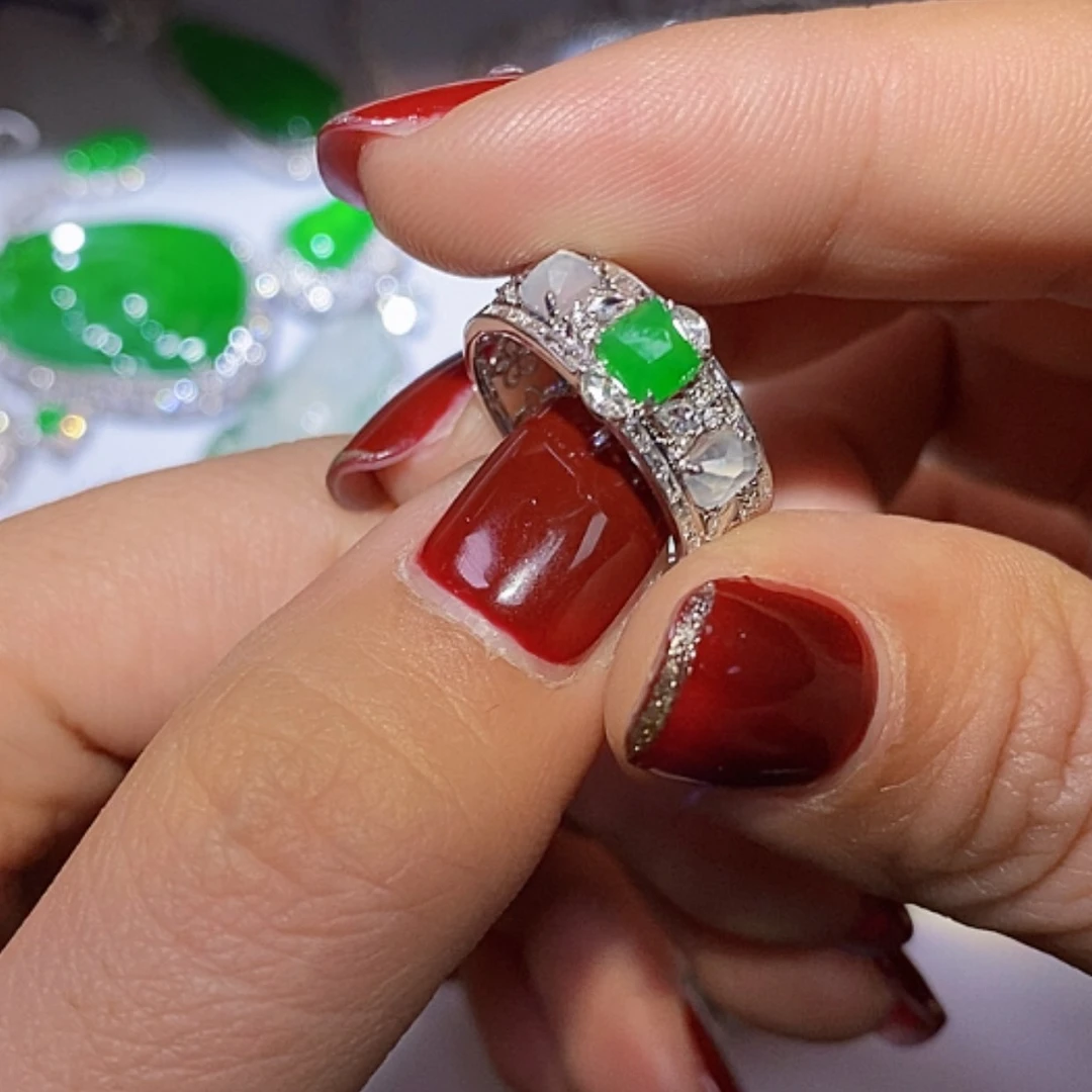 【闪购商品】翡翠颈饰18K金镶嵌吹****刀戒指