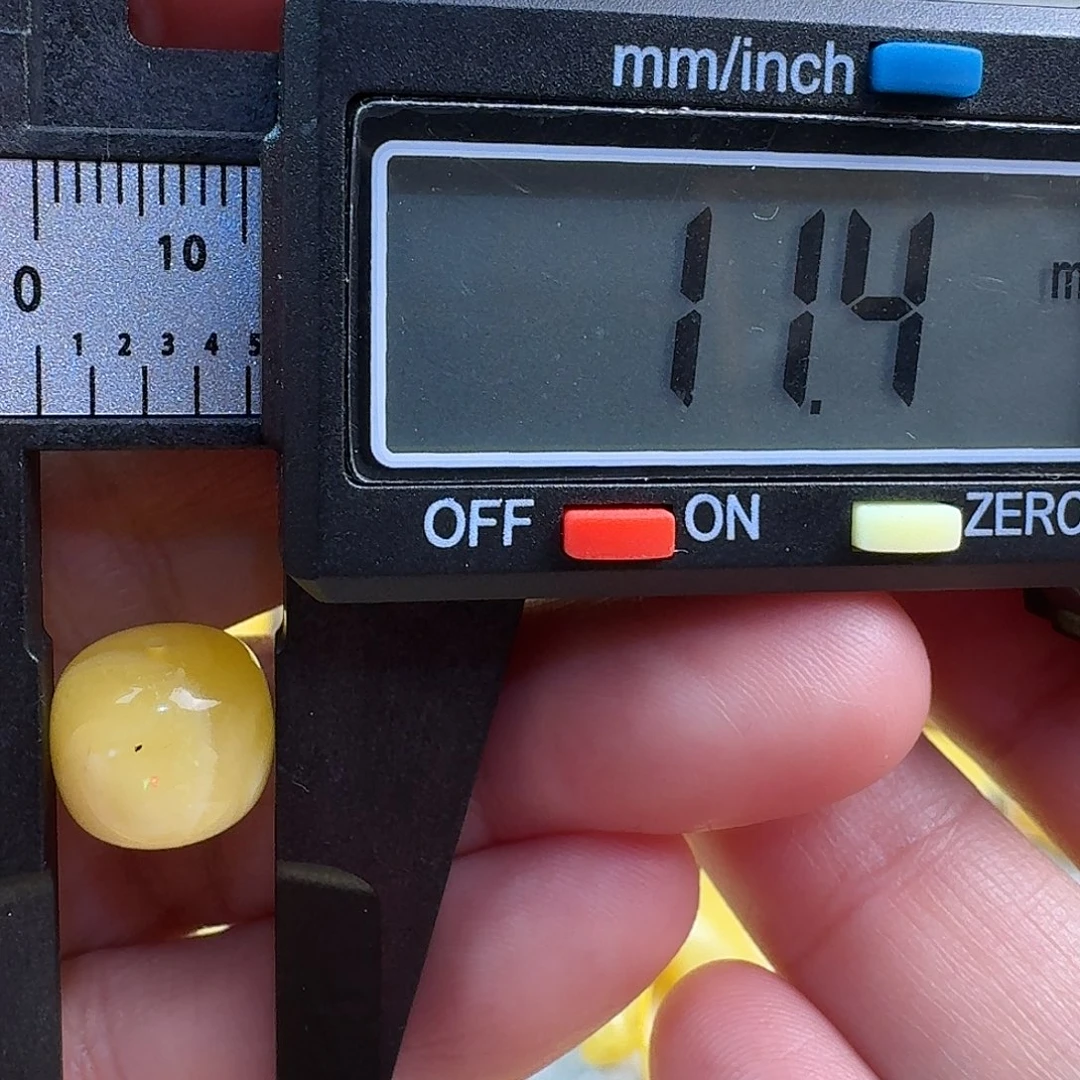 恩***。蜜蜡未镶嵌裸石33