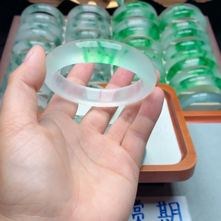 鑫***鑫石英质玉未镶嵌手镯