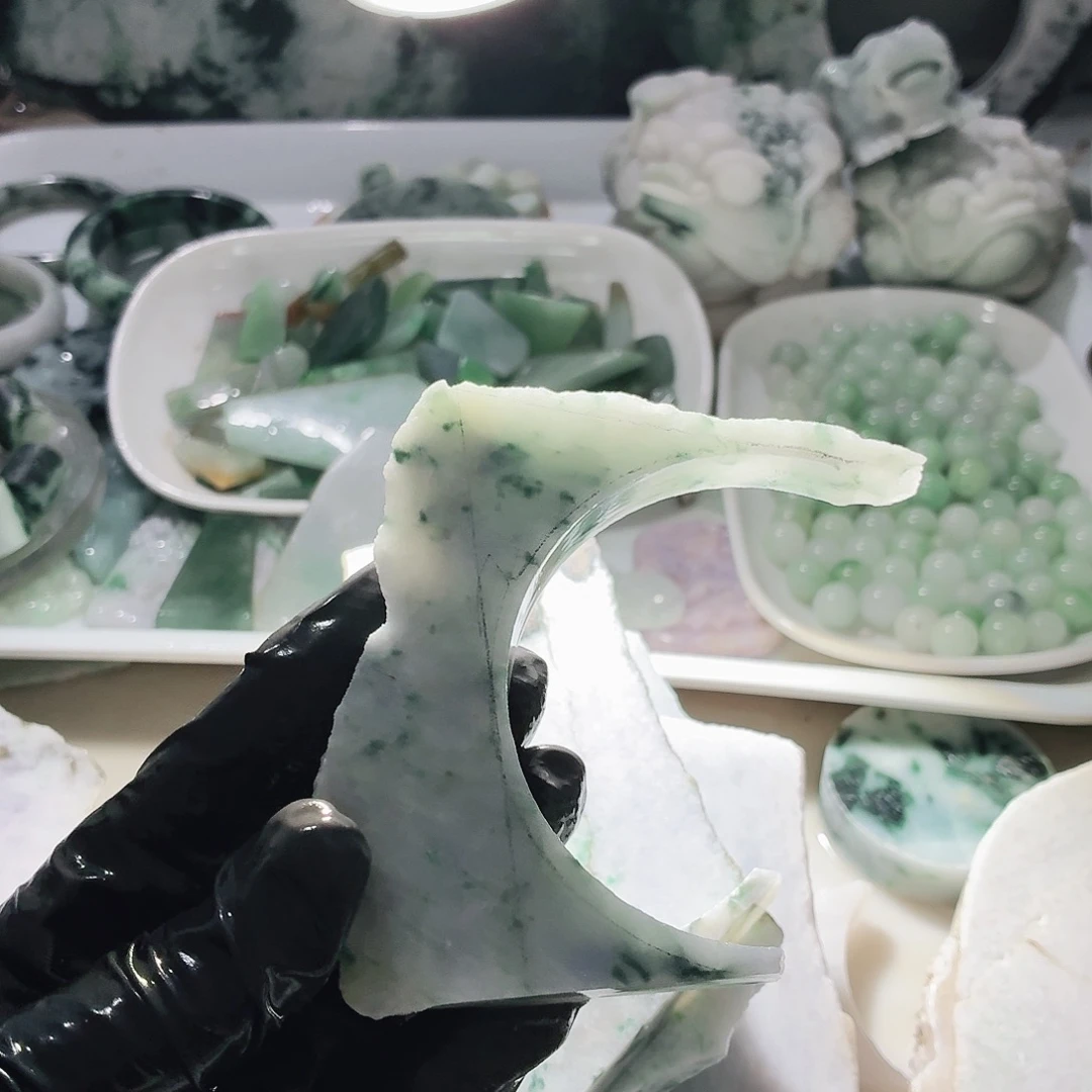 翡翠未镶嵌颈饰边角料