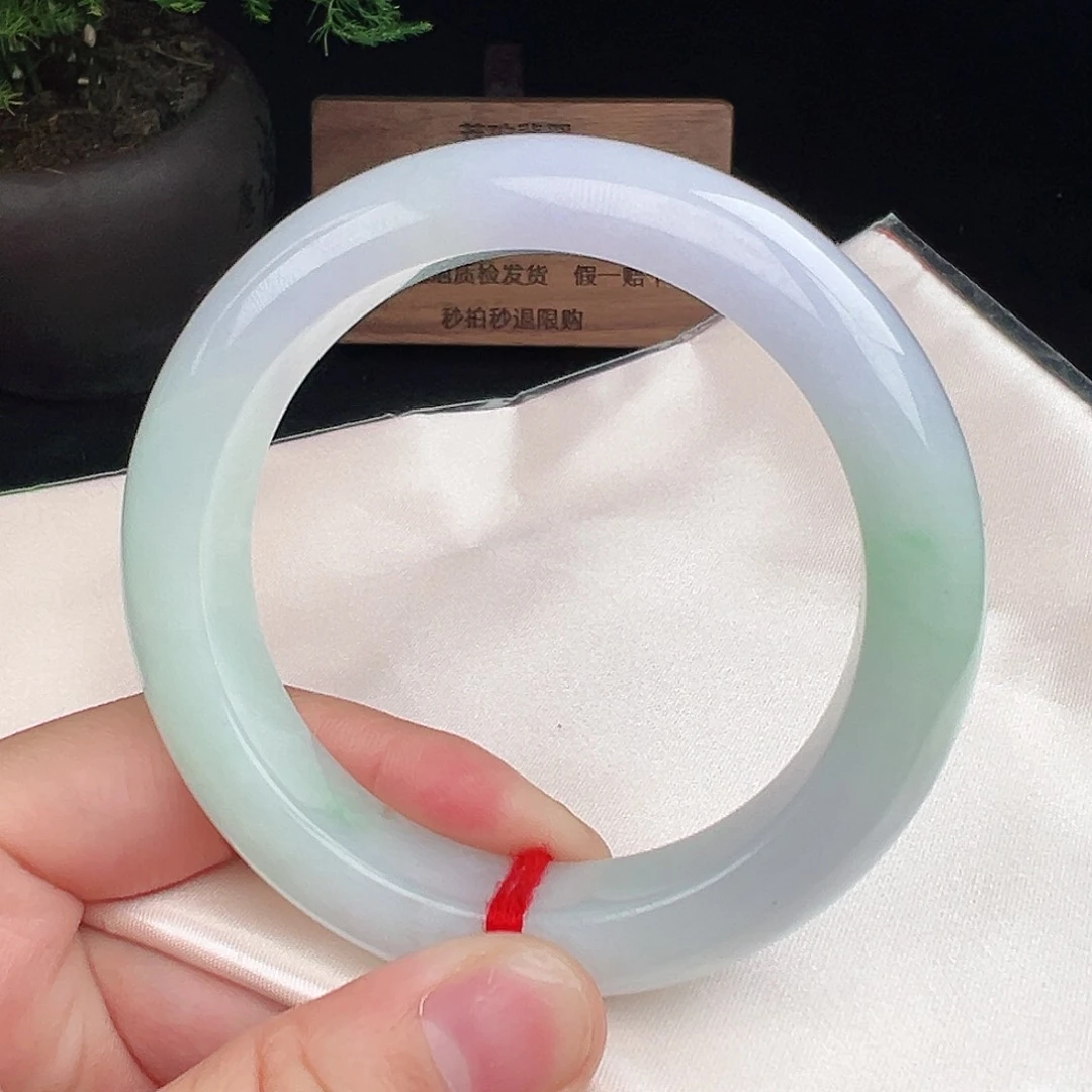 翡翠未镶嵌手镯春带彩