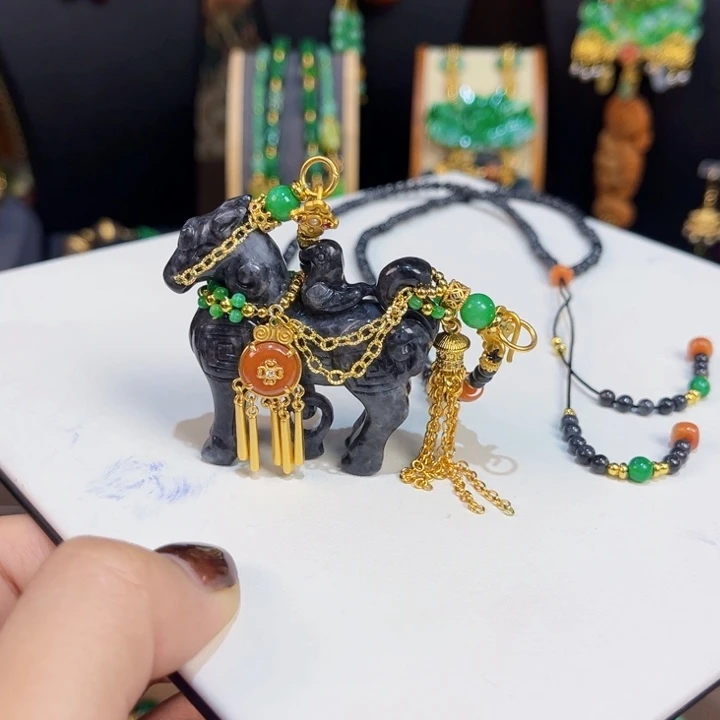 翡翠未镶嵌吊坠(赠链)马到成功