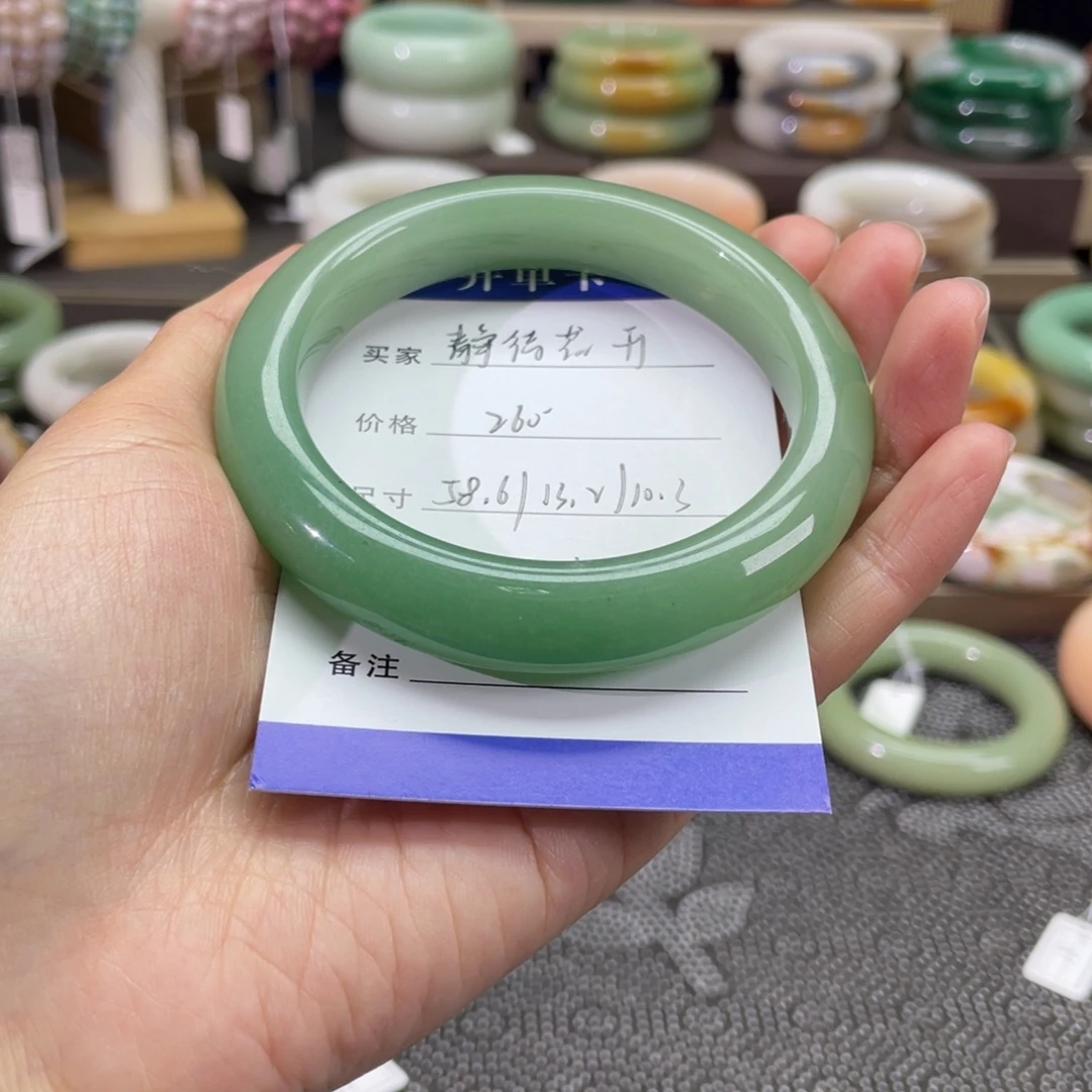 静***开石英质玉未镶嵌手镯