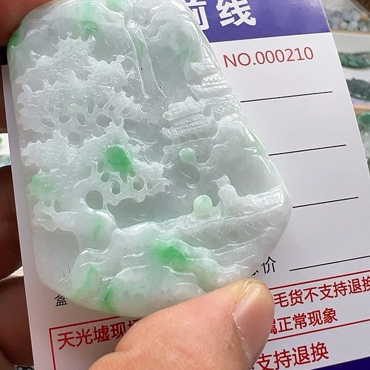 翡翠未镶嵌颈饰雪*