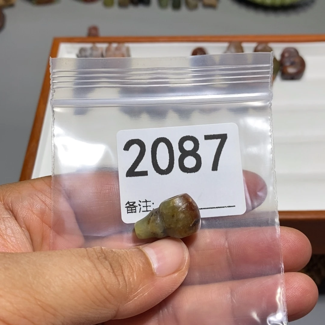 颈饰未镶嵌透闪石质玉止***?