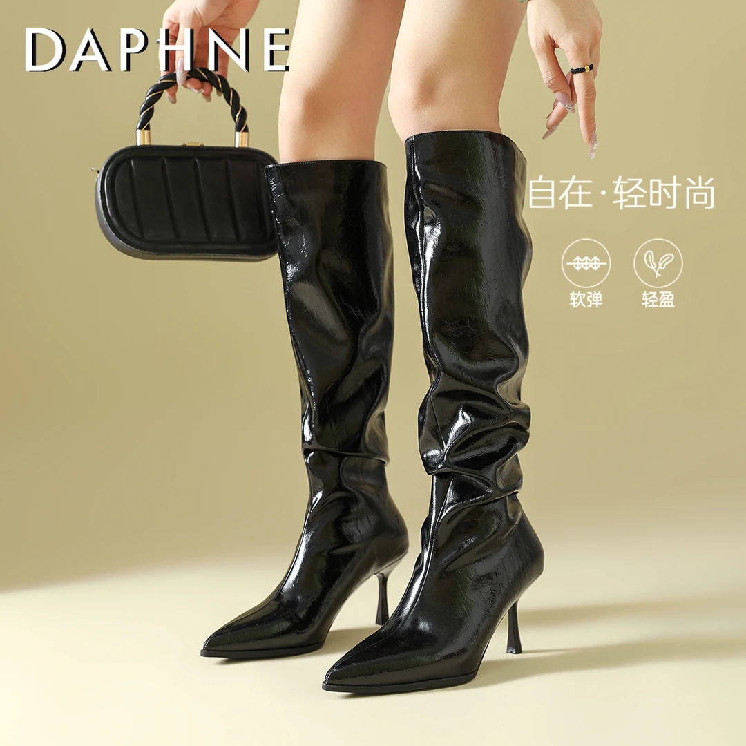达芙妮加绒尖头高跟靴子女长靴2025新款黑色漆皮细跟褶皱长筒靴子